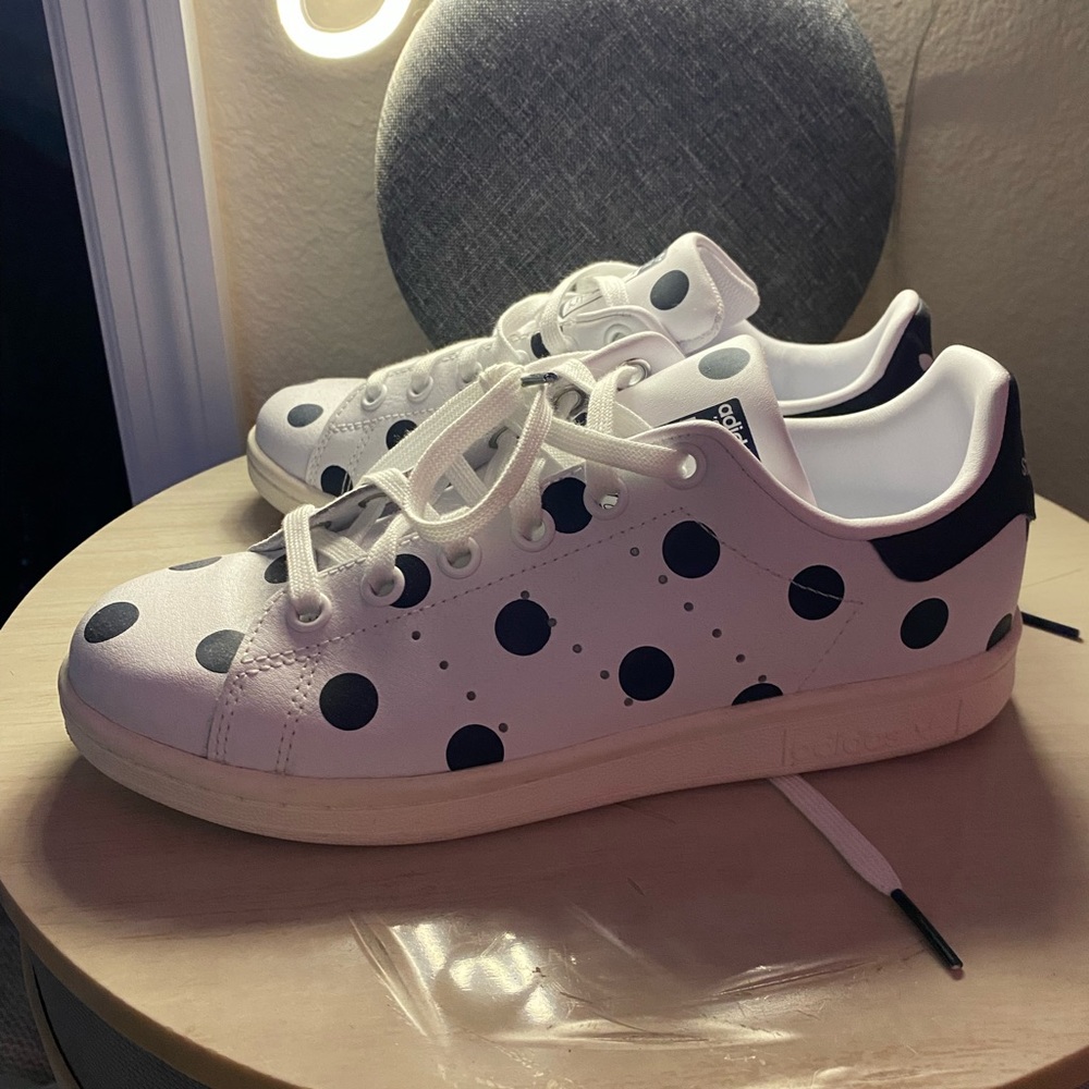 adidas stan smith. 3.5y/size 5 women. white with blue polka dots.